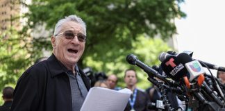 De Niro fuori dal tribunale del processo Trump: “Se torna scordiamoci la libertà”
