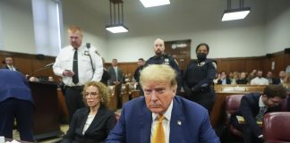 Trump, giuria in camera di consiglio a New York. Il Tycoon protesta: “Processo truccato”