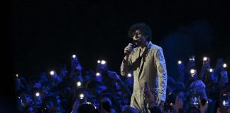E’ ‘ipnosi collettiva da smartphone’ ai concerti, cos’è e come si manifesta