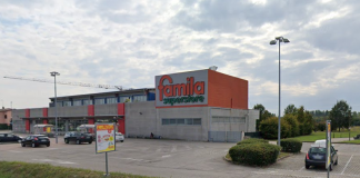 Lascia la borsa in auto mentre carica la spesa: derubata nel parcheggio del Famila