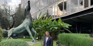 Fiorello scherza con l’ad Rai: “Bortone legata in viale Mazzini, si possono tirare freccette”