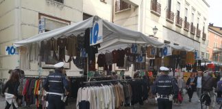 Plateatici “ingranditi” abusivamente al mercato cittadino: fioccano le sanzioni. Due negozi chiusi per irregolarità