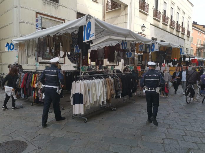 foto contolli polizia locale al mercato settimanale mantova - repertorio