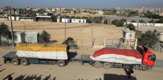 Gaza, camion con gli aiuti umanitari entrano dal valico di Kerem Shalom