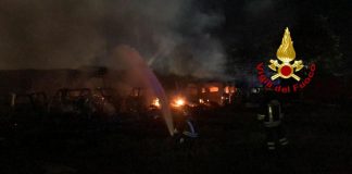 Milano, vasto incendio in parcheggio roulotte in via Chiesa Rossa