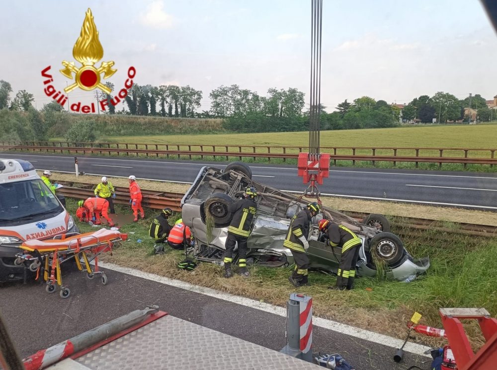A22 Mantova, pulmino travolto da camion: due morti e due feriti gravi ...