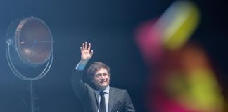 Javier Milei rientra in Argentina: “Torno surfando su un’onda di lacrime socialiste”