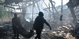 Ucraina, raid Russia su ipermercato Kharkiv. Zelensky: “Serve difesa aerea”. Putin: “Più armi”