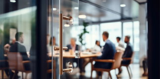 Lavoro: Rilevazione Adnkronos, relazioni e segnalazioni tra fattori più influenti per trovarlo