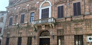 Ostiglia,nonni vigili per festa privata: è scontro.Lasciano in tre:”Colpevoli d’aver fatto sorridere i bambini”