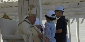 Papa Francesco chiude la prima Giornata mondiale dei bambini: “Pregate per la pace”