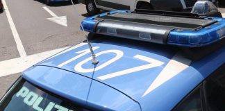 Derubato del portafoglio mentre scarica l’auto