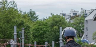 Francia, assalto a furgone polizia: 3 agenti uccisi. Detenuto e aggressori in fuga