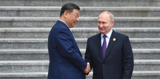 Putin in Cina da Xi, calorosa stretta di mano in Piazza Tienanmen