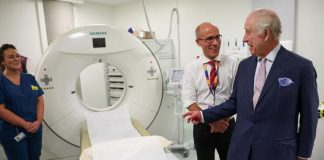 Carlo visita un centro per la cura del cancro, il re tornato agli impegni pubblici