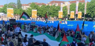 Torino, tensione ai cancelli del Salone del libro: manifestanti pro Palestina cercano di forzare gli ingressi