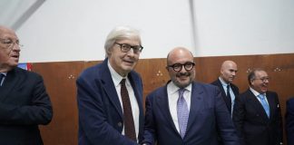 Strette di mano e abbracci, a Napoli scatta la pace tra Sangiuliano e Sgarbi