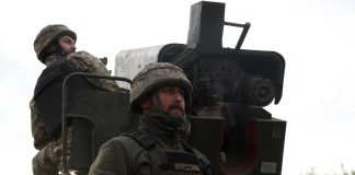 Ucraina, Zelensky manda i detenuti in guerra. Russia: “Usa e Europa giocano col fuoco”