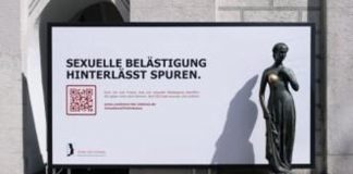 Germania, statue con seni logori per selfie turisti: le foto usate per campagna anti molestie