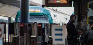 Milano, lancia pietre e si scaglia contro agenti in stazione: poliziotto spara e lo ferisce