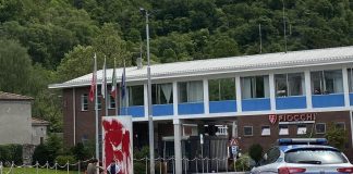 Ultima Generazione, vernice rossa su sede Fiocchi Munizioni a Lecco e striscione ‘Palestina libera’