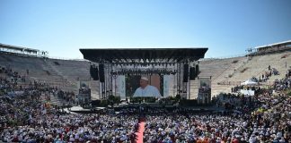 Amadeus, l’ultima diretta Rai da Verona per il Papa