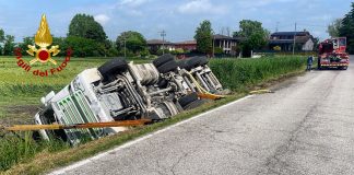 Autocisterna del latte si ribalta nel fosso. Intervengono i Vigili del Fuoco