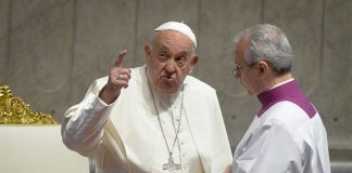 Papa “Democratica è quella società in cui c’è davvero posto per tutti”