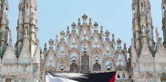 Nuovo blitz di Apuzzo, srotola bandiera della Palestina sul Duomo di Milano