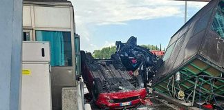 A12, auto si schianta su vetture in fila al casello: cosa può essere successo