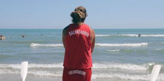 Tra ombrelloni e spiagge mancano i bagnini, scoperto almeno il 10% delle posizioni: la denuncia