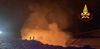 Vasto incendio nella discarica di Palermo