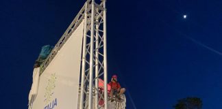 G7, manifestanti su stuttura media center