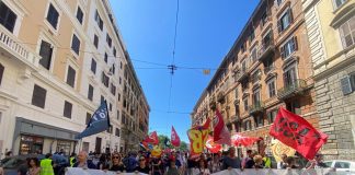 Corteo a Roma contro il governo, bandiere rosse e della Palestina a piazza Vittorio
