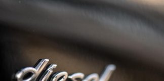 Benzina e diesel, prezzo gasolio ai minimi da luglio 2023: quanto costa oggi