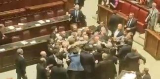 Autonomia, alla Camera botte e sedie che volano: rissa e Montecitorio diventa ring