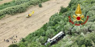 Tir vola da cavalcavia, muore il camionista