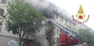 Milano, incendio devasta un’officina e un palazzo: tre morti