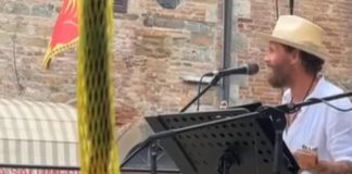 Jovanotti a sopresa torna sul palco: “Ho mollato le stampelle” – Video