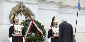Mattarella depone corona d’alloro all’Altare della Patria