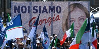Meloni: “In piazza in mezzo alla gente, è da qui che veniamo”