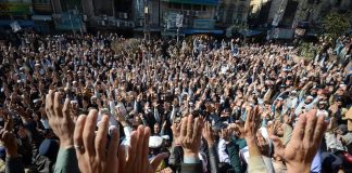 Accusato di blasfemia, bruciato vivo dalla folla inferocita: orrore in Pakistan