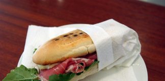 Vacanze, Altroconsumo: in autostrada conto salato per spuntini, +70% per un panino