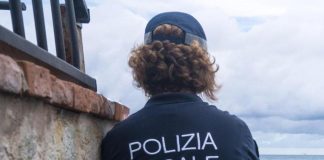 Falconara Marittima, 12enne si tuffa in mare e annega