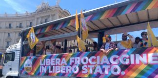 Roma Pride compie 30 anni, la festa arcobaleno nella Capitale – FOTO