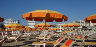 Spiagge, indagine Altroconsumo: 228 euro in media alla settimana per ombrellone e lettini