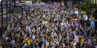 Israele, decine di migliaia in piazza contro governo Netanyahu: c’è anche Gantz