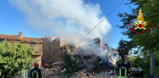 Esplosione e crollo di una palazzina a Terni, soccorsa una donna