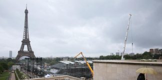 Bare sotto Torre Eiffel per i “soldati francesi in Ucraina”, sospetti 007 su Russia