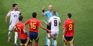 Spagna-Germania 2-1, arbitro Taylor nega rigore: bis dopo Roma-Siviglia – Video